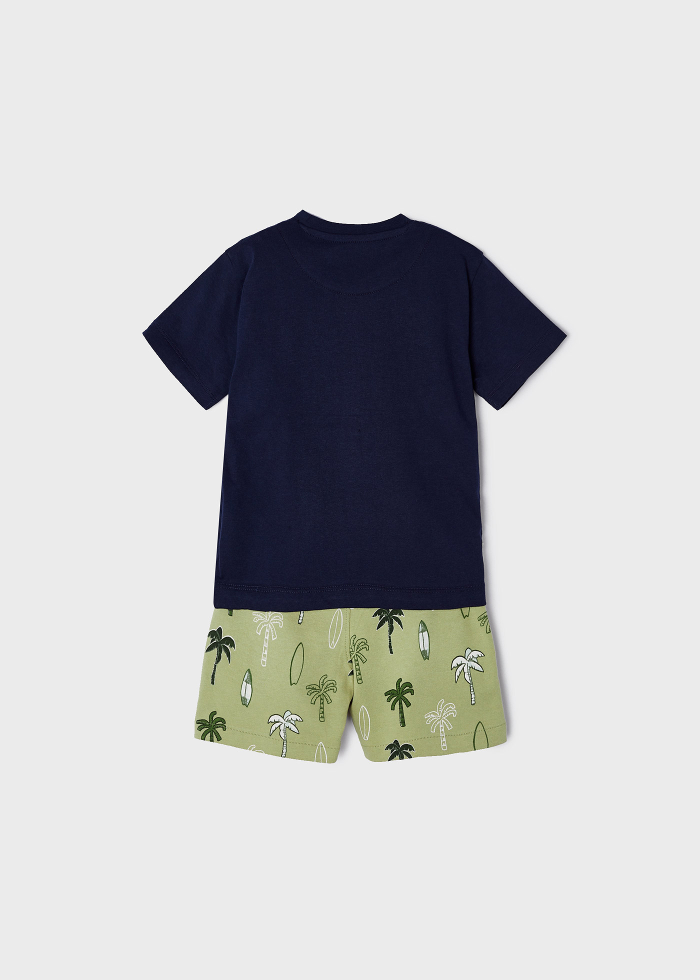 Conjunto de duas peças para meninos, confeccionado em algodão sustentável.