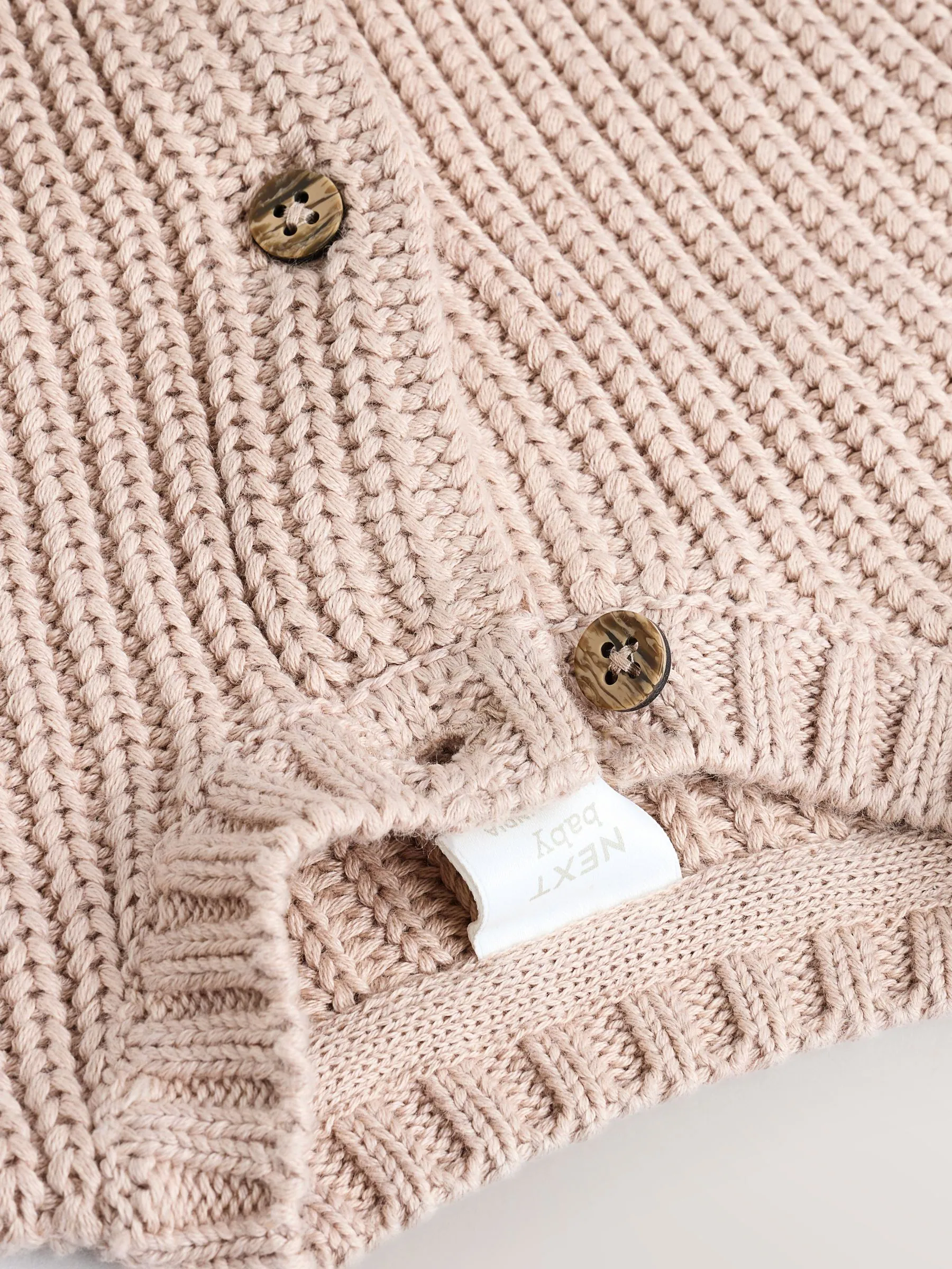 Hello World Naturel - Grofgebreid babyvestje met borduursel
