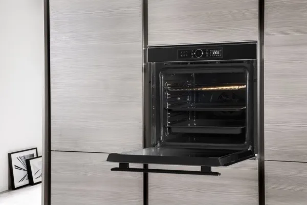 Whirlpool AKZM 8480 NB med 6. SENSE-TEKNOLOGI og PYROLYSE