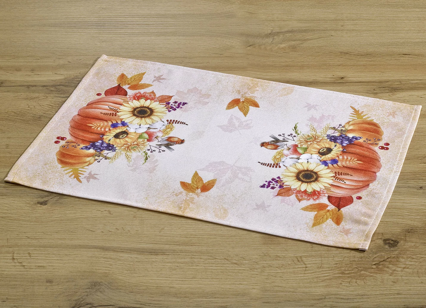 Tisch- und Raumdekoration mit herbstlichen Motiven