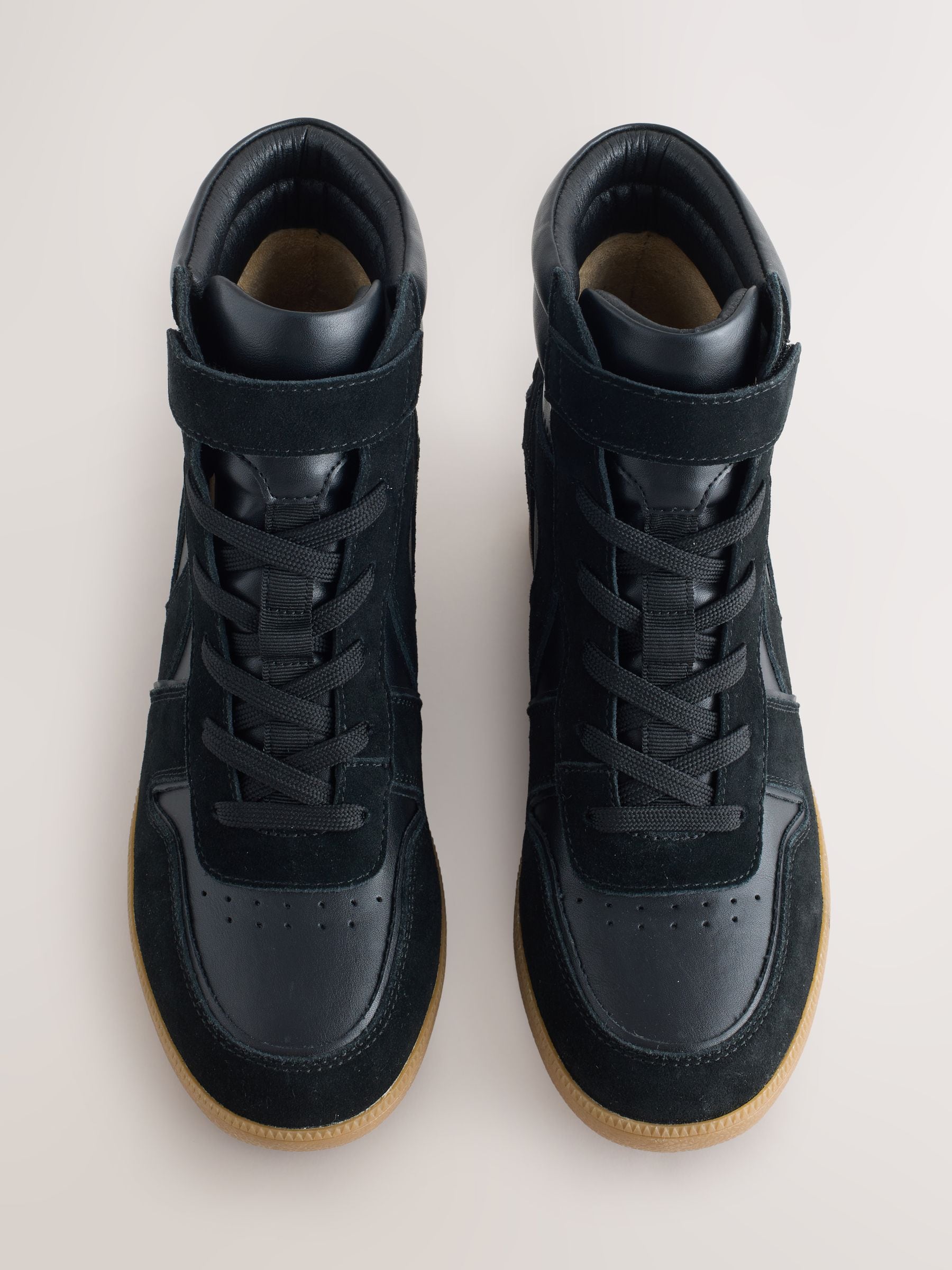 Zwart suède - Forever Comfort® sneakers met sleehak en veters