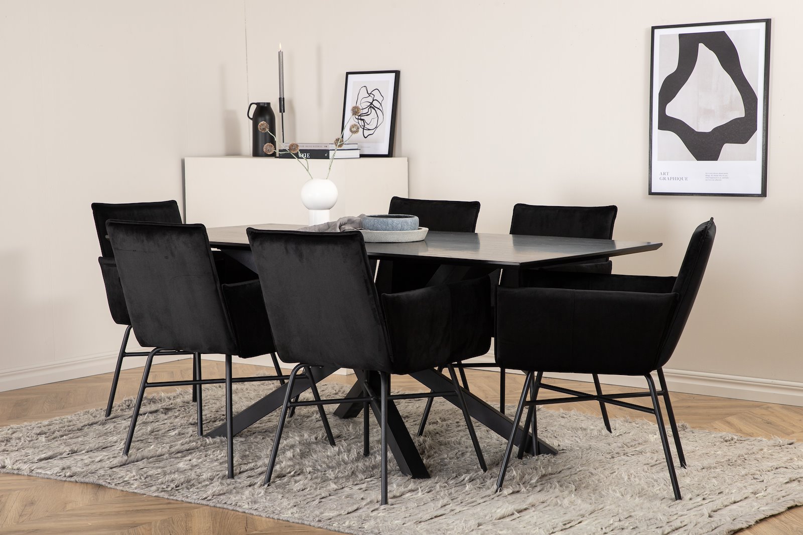 Piazza og Petra Spisegruppe Piazza spisebord i sort med 6 stk. Petra med arm spisestoler i Sort fløyel og sorte ben.