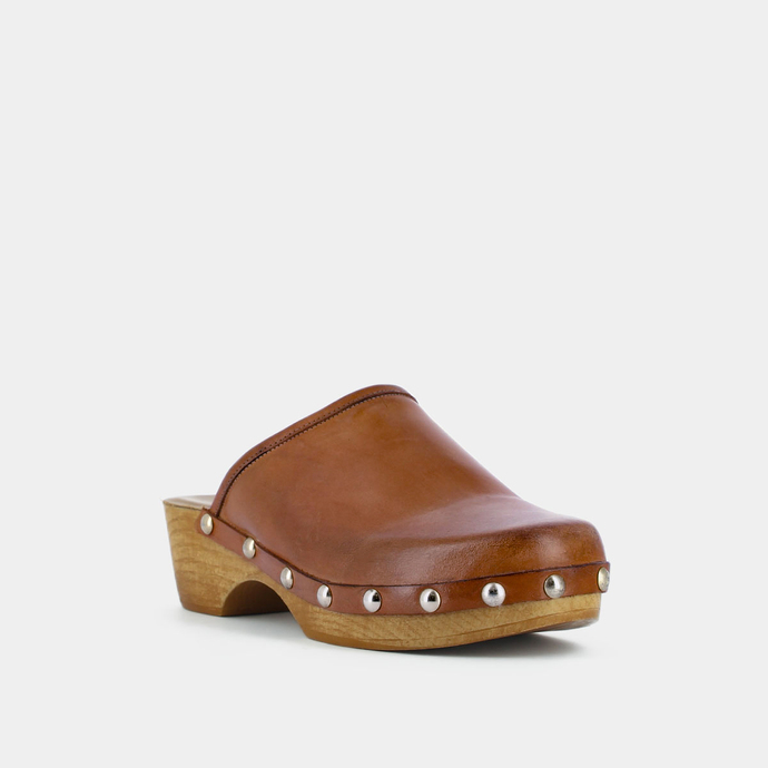 Sabots à clous  en cuir cognac
