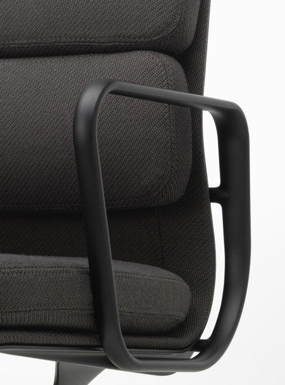 Vitra Aluminium Chair EA 208 fauteuil zwart Cosy 2 11