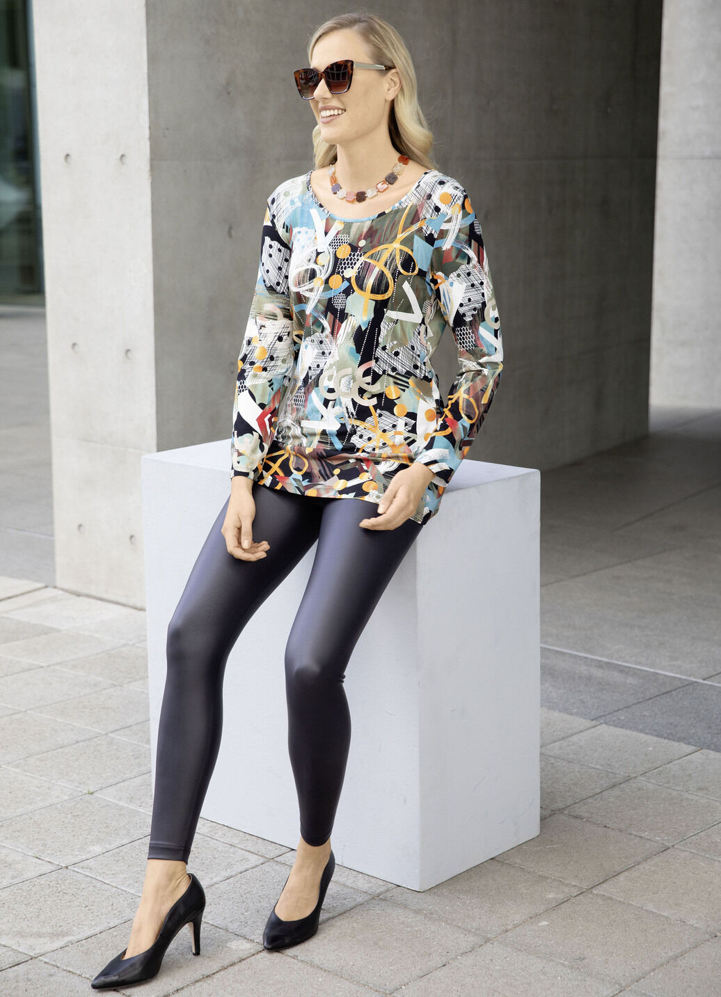 Faszinierendes Longshirt mit dekorativer Strasszier