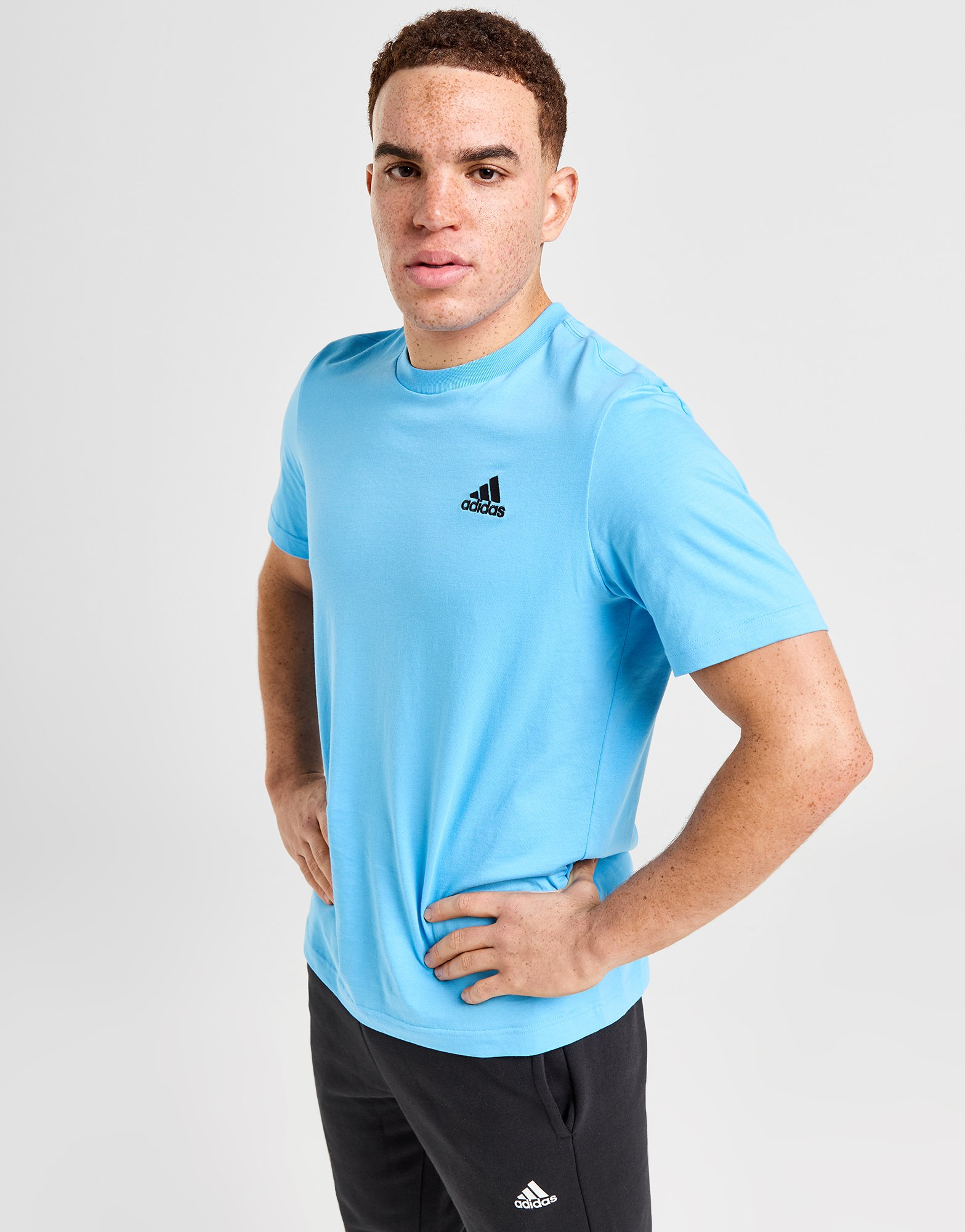 adidas T-shirt en jersey à petit logo brodé Essentials