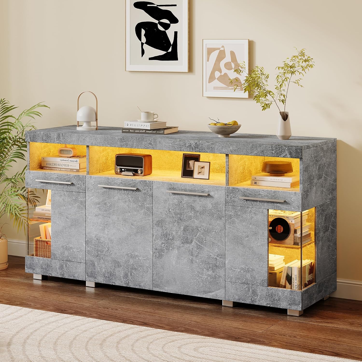 Merax Sideboard mit LED-Beleuchtung, Hochglanz Kommode Anrichte Schrank mit 4 Türen & Offene Staufächer, Mehrzweckschrank mit Glastüren, Aufbewahrungsschrank für Wohnzimmer, Esszimmer, Zementfarbener