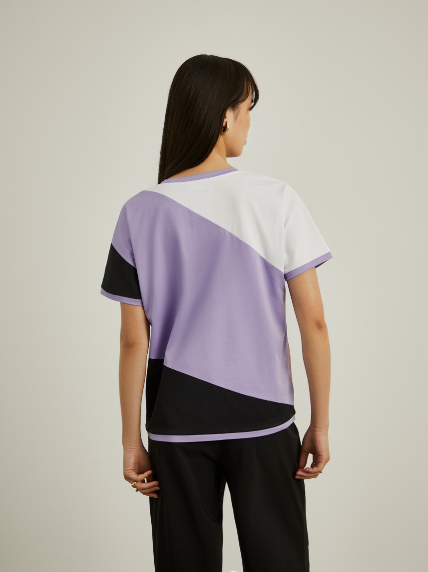 T-shirt color block decote em V