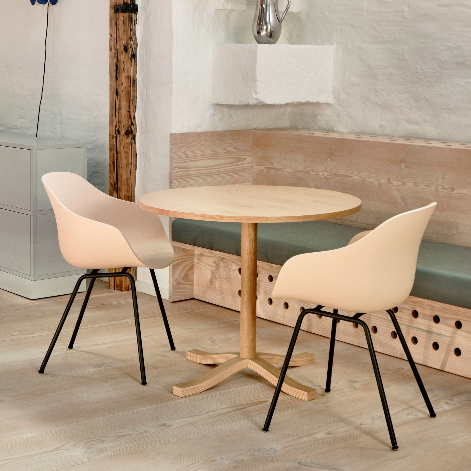 Eetkamerstoel AAC 226 zwart onderstel pale peach 2.0