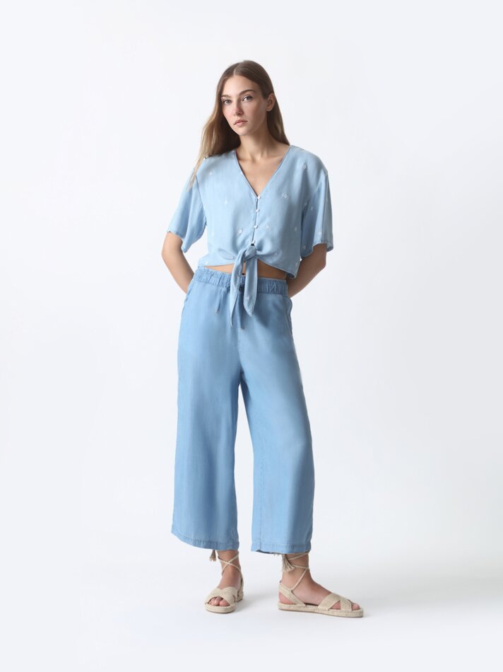 Camisa de manga curta com bordado - Azul claro