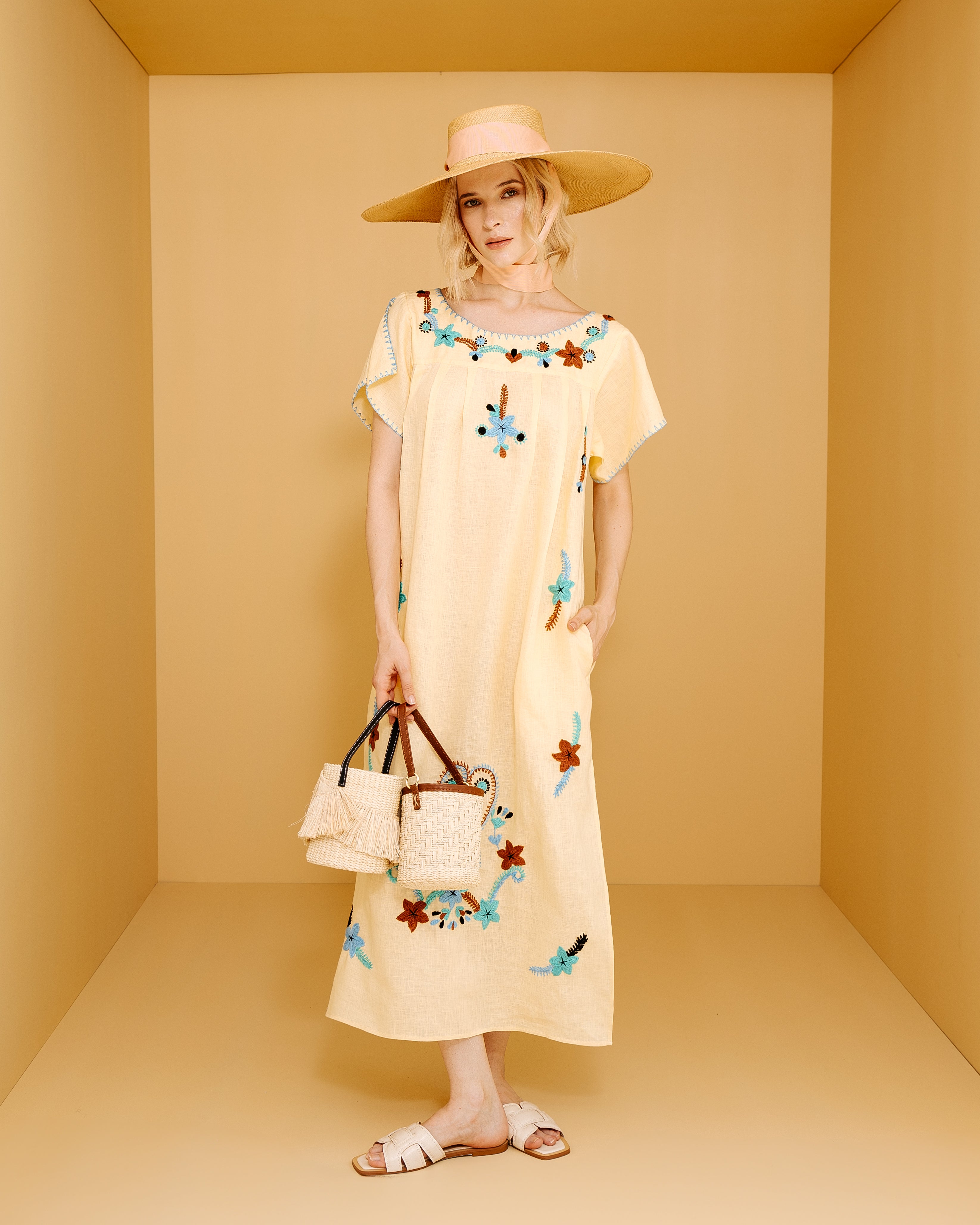 Robe longue brodée à la main - ARTICLE RTS