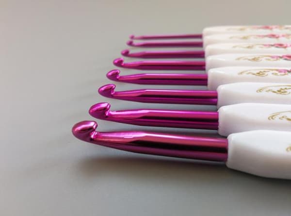 N035 - Sett med 16 stk. ergonomiske heklenåler med en fin sak