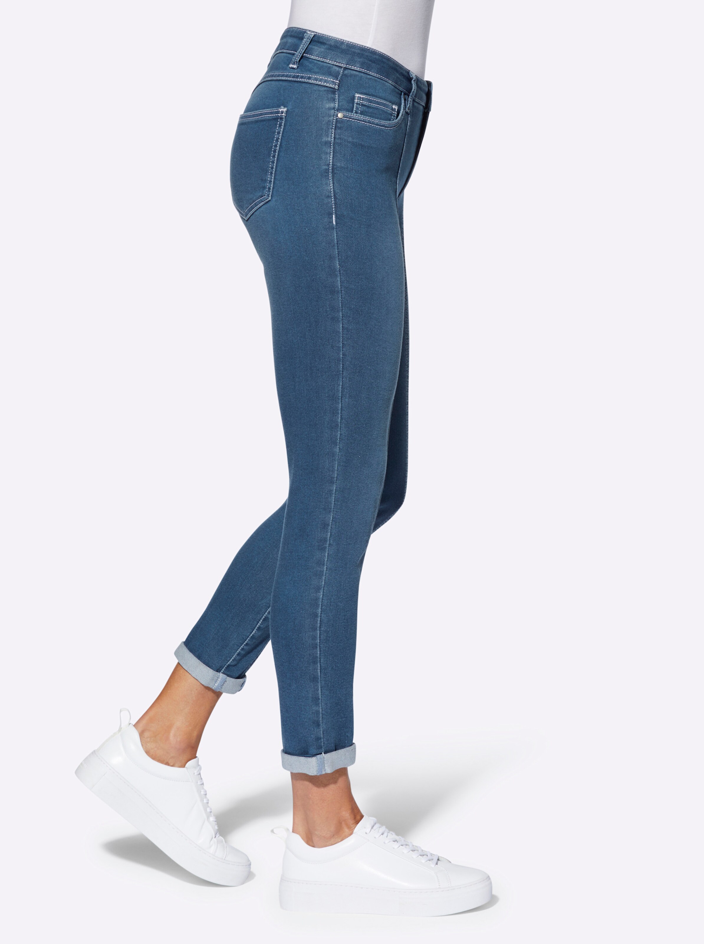 Jeans in blue-bleached