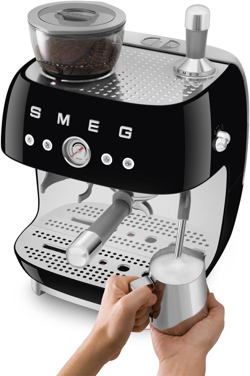 Smeg, Machine à Café Expresso Manuelle EGF03CREU, avec Broyeur à Grain Intégré, Thermoblock, 4 Niveaux de Température, Buse Vapeur et Manomètre, Réservoir 1 L, Dimensions Compactes, 1350W, Crème