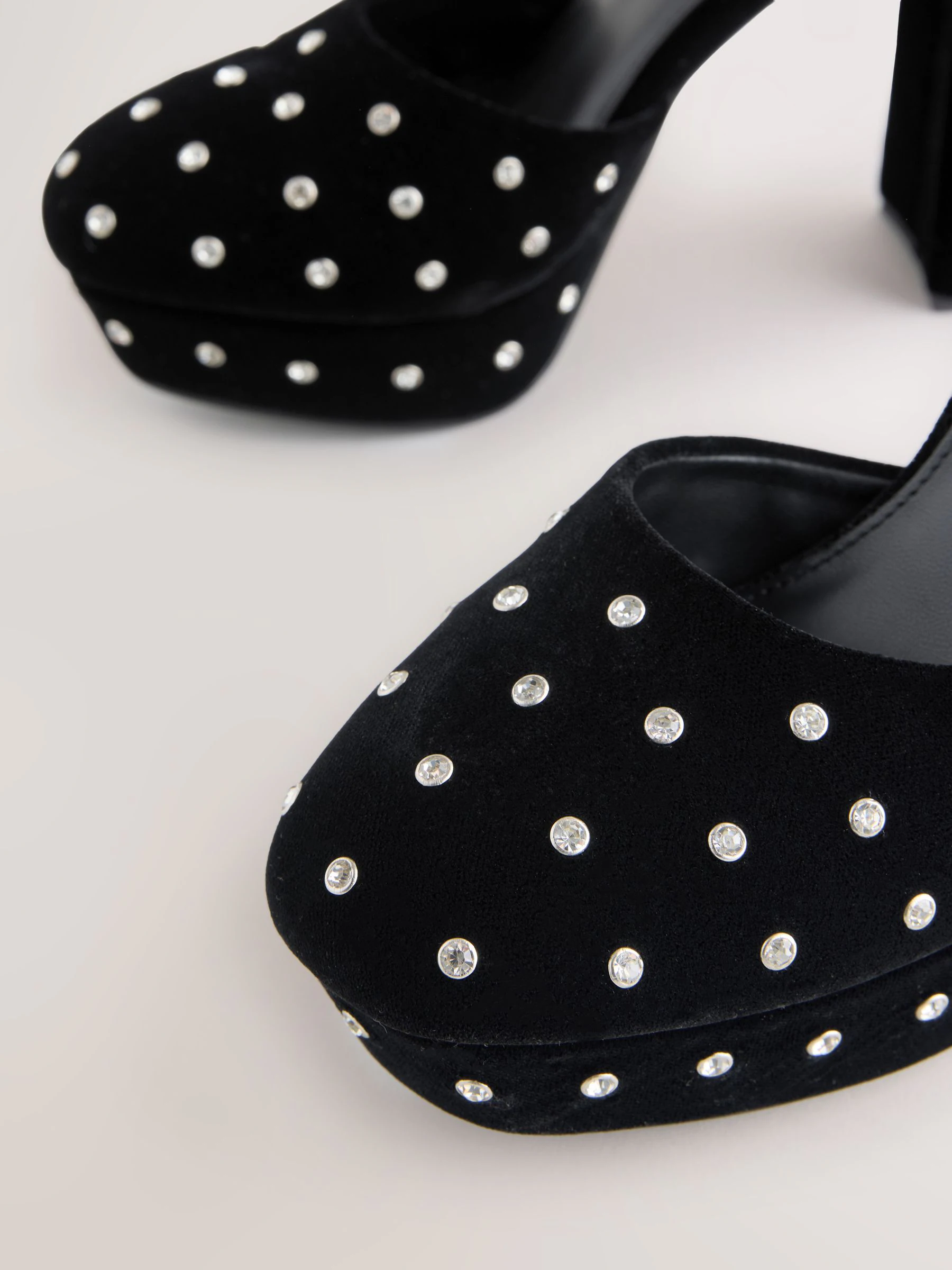 Zwart fluweel - Forever Comfort® Velvet Studded Plafrom Two-Part Block Heels