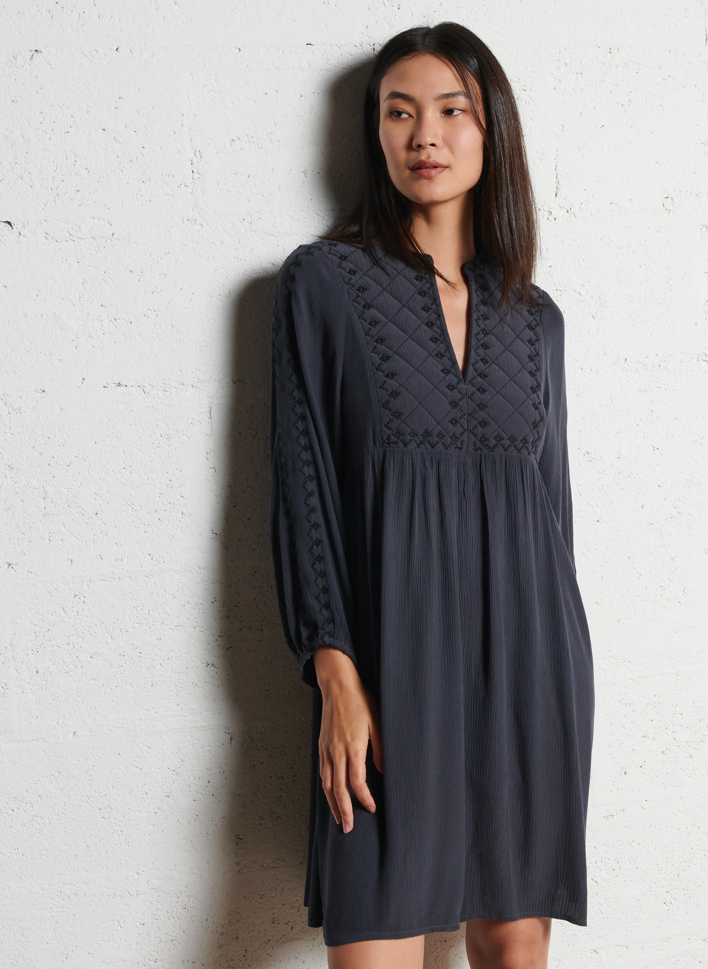 MAELYS - Robe courte droite brodée| Gris