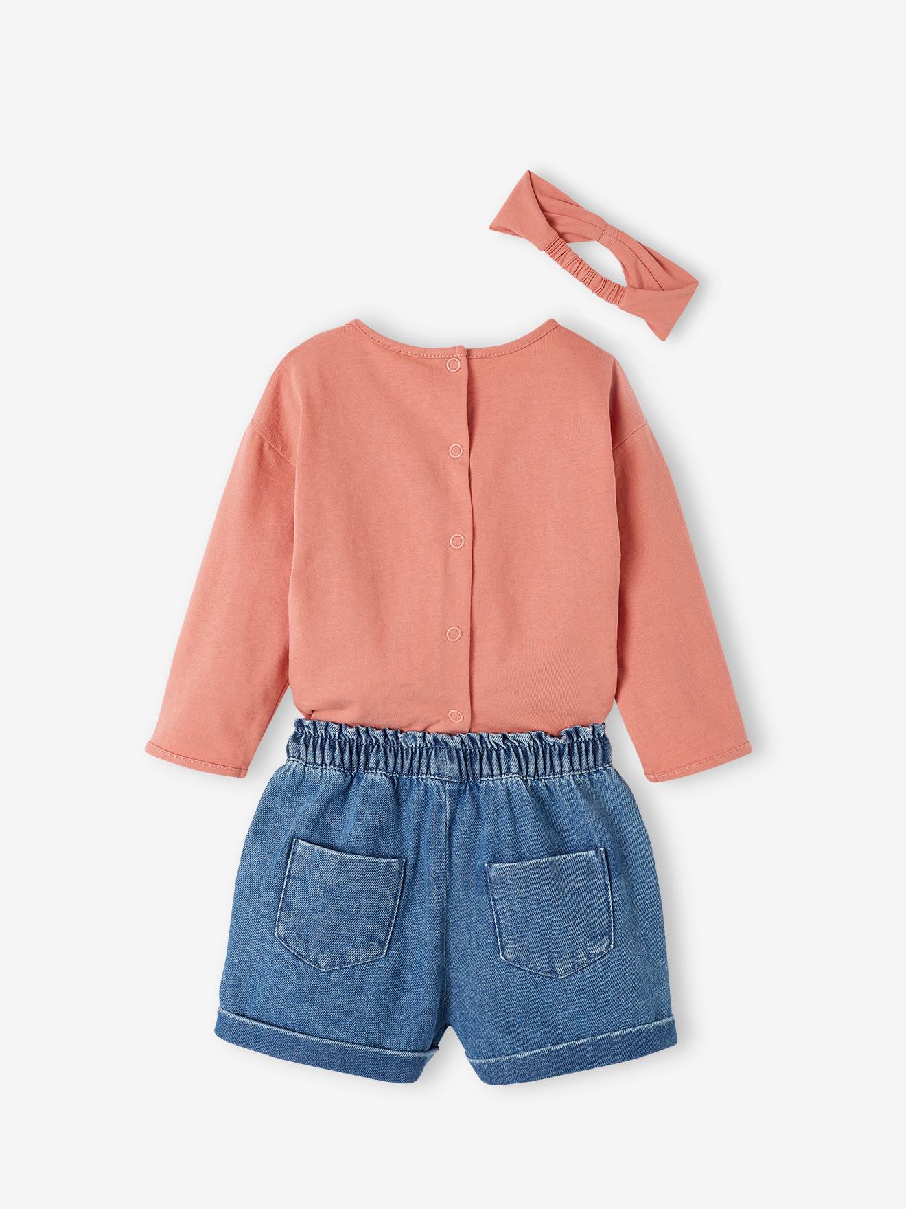 Conjunto rosa para bebê: camiseta, faixa de cabelo e shorts.