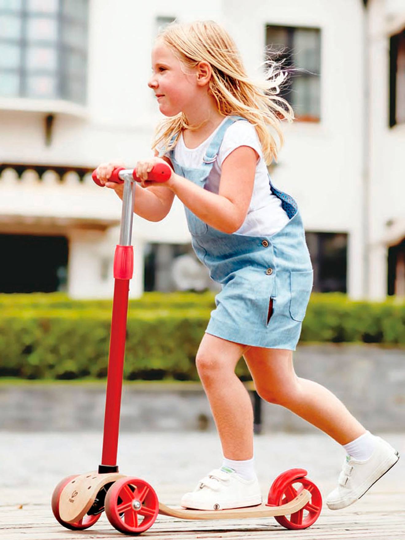 Patinete HAPE, vermelho claro, liso com detalhes.
