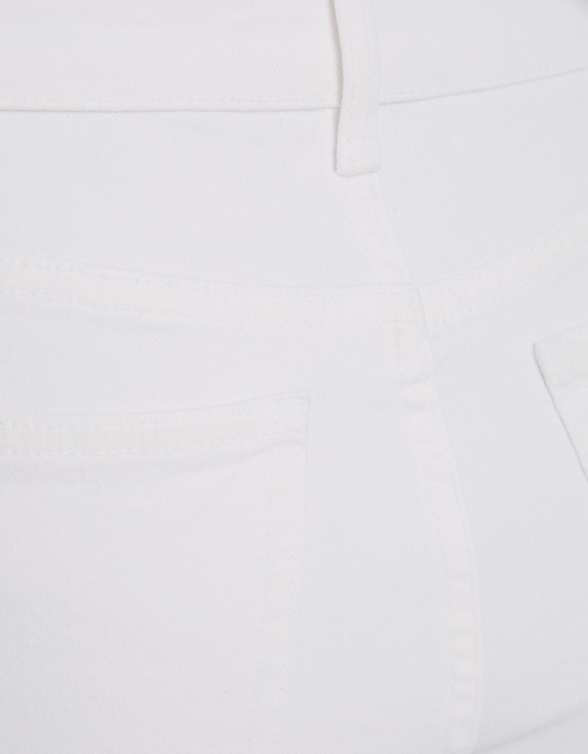 Shorts jeans com a barra dobrada