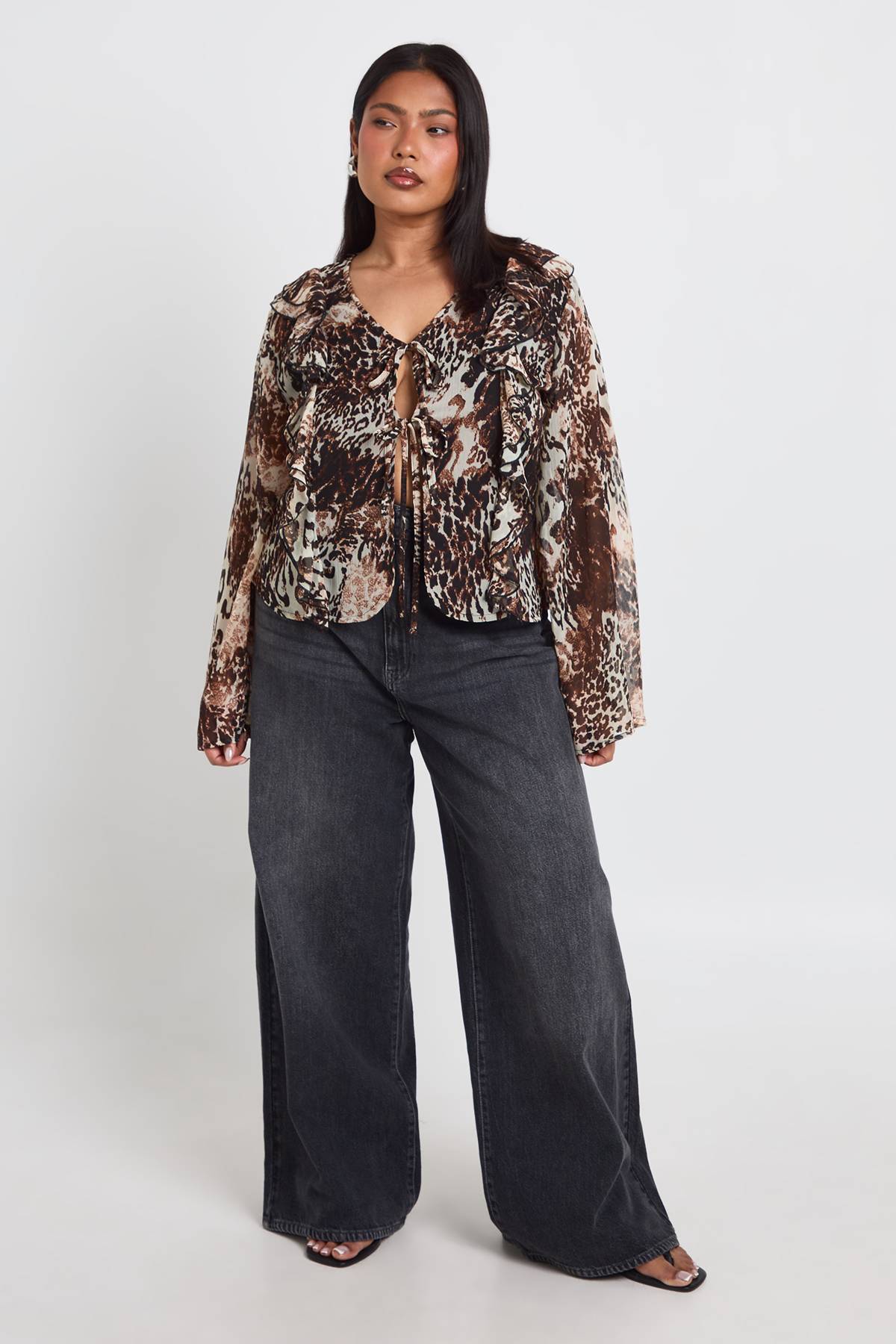 boohoo Blouse En Mousseline Grande Taille À Imprimé Animalier Mixte Avec Volants Et Nœud Devant
