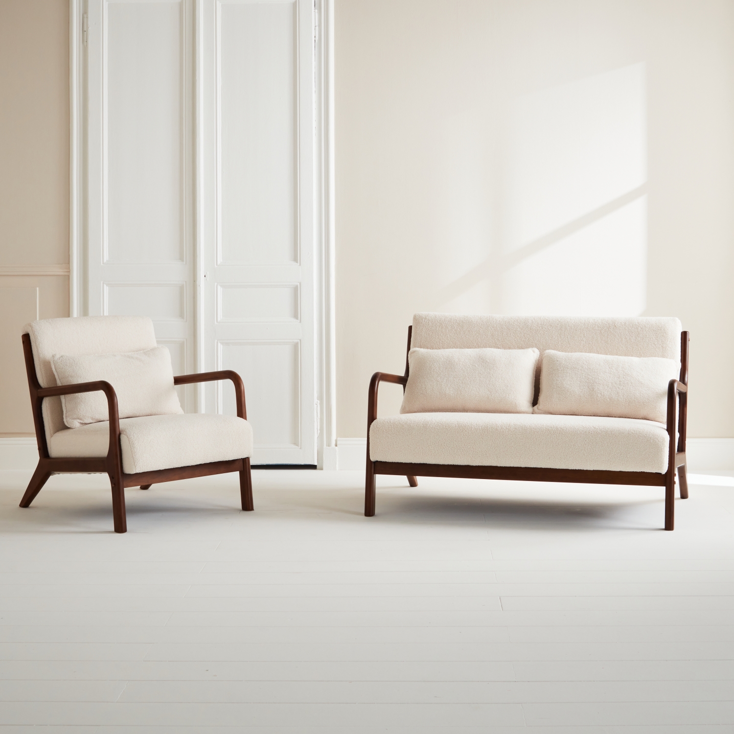 Banquette 2 places + fauteuil bouclette en bois d'hévéa teinté noyer clair