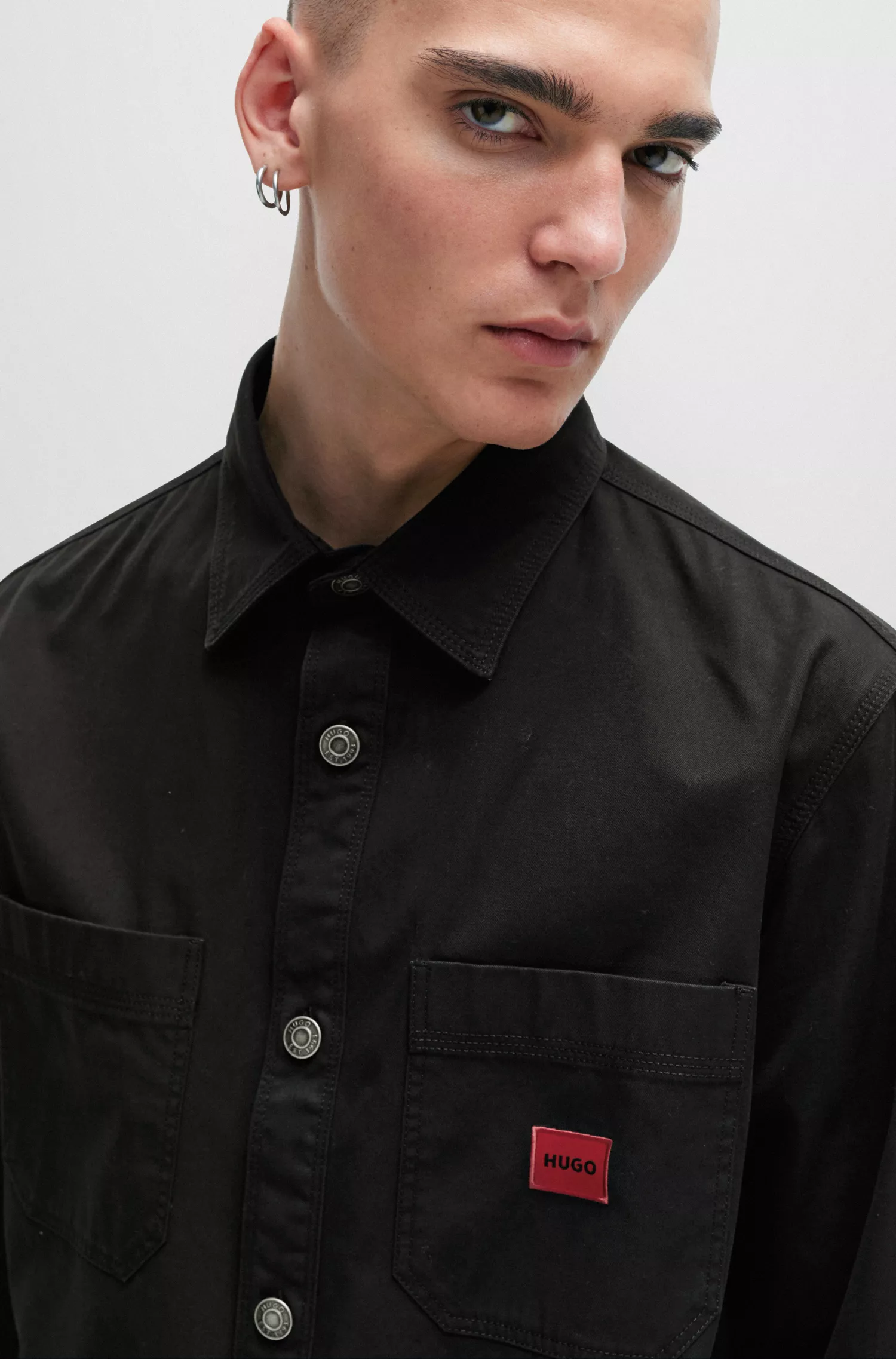 Camisa HUGO vermelha, modelagem oversized, em sarja de algodão com etiqueta da marca.