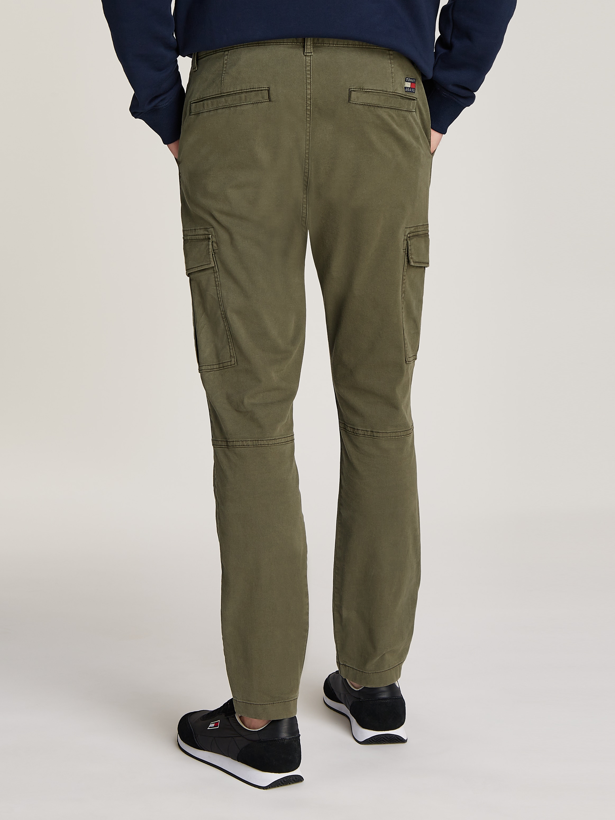 Tommy Jeans Cargohose »TJM AUSTIN LIGHTWEIGHT CARGO«  mit bestickten Markenlogo über der Gesässtasche