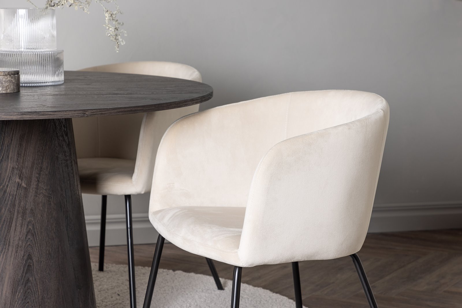 Lanzo og Berit Spisegruppe Lanzo rundt spisebord ø120cm i mocca med 4 stk. Berit med arm spisestoler i Beige fløyel og sorte ben.