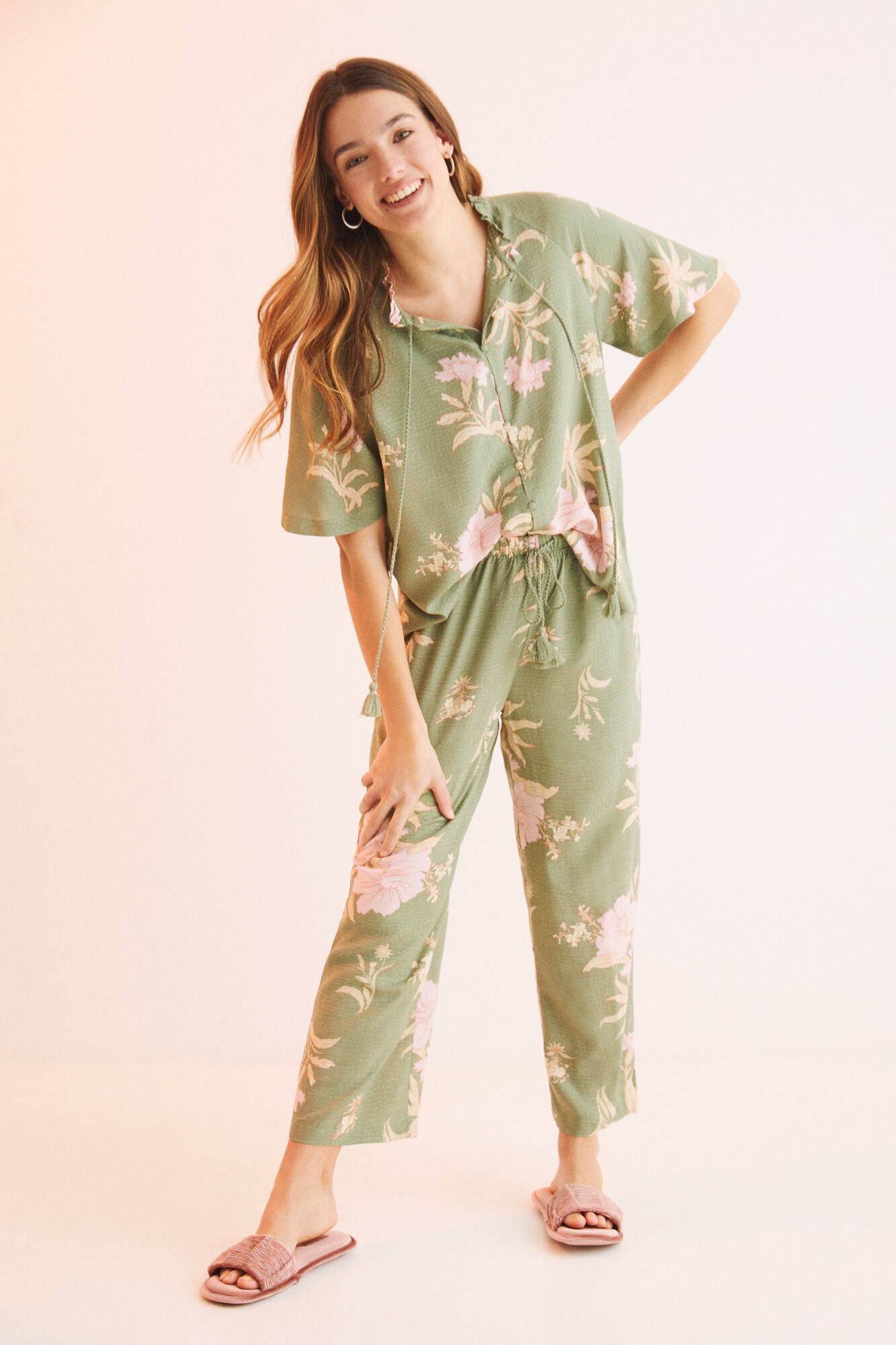 Conjunto de pijama floral verde com calça capri - estampa