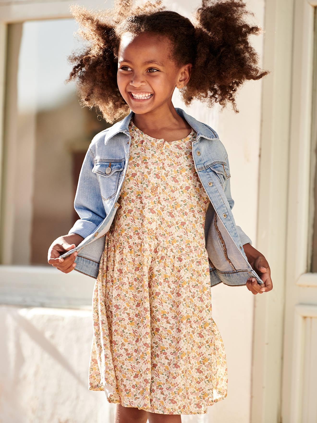 Vestido com botões e estampa floral, para meninas, na cor bege claro.