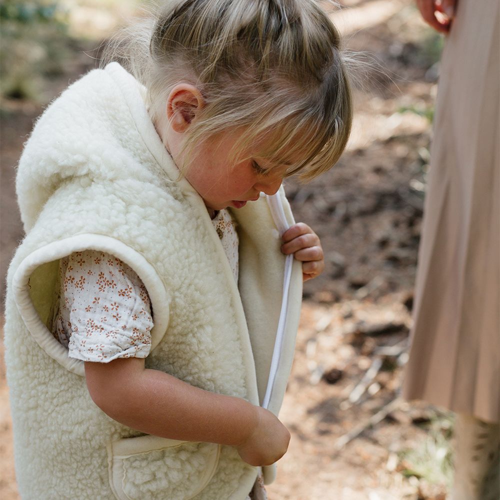 Moonrise kids wollen bodywarmer Amaris beige met capuchon