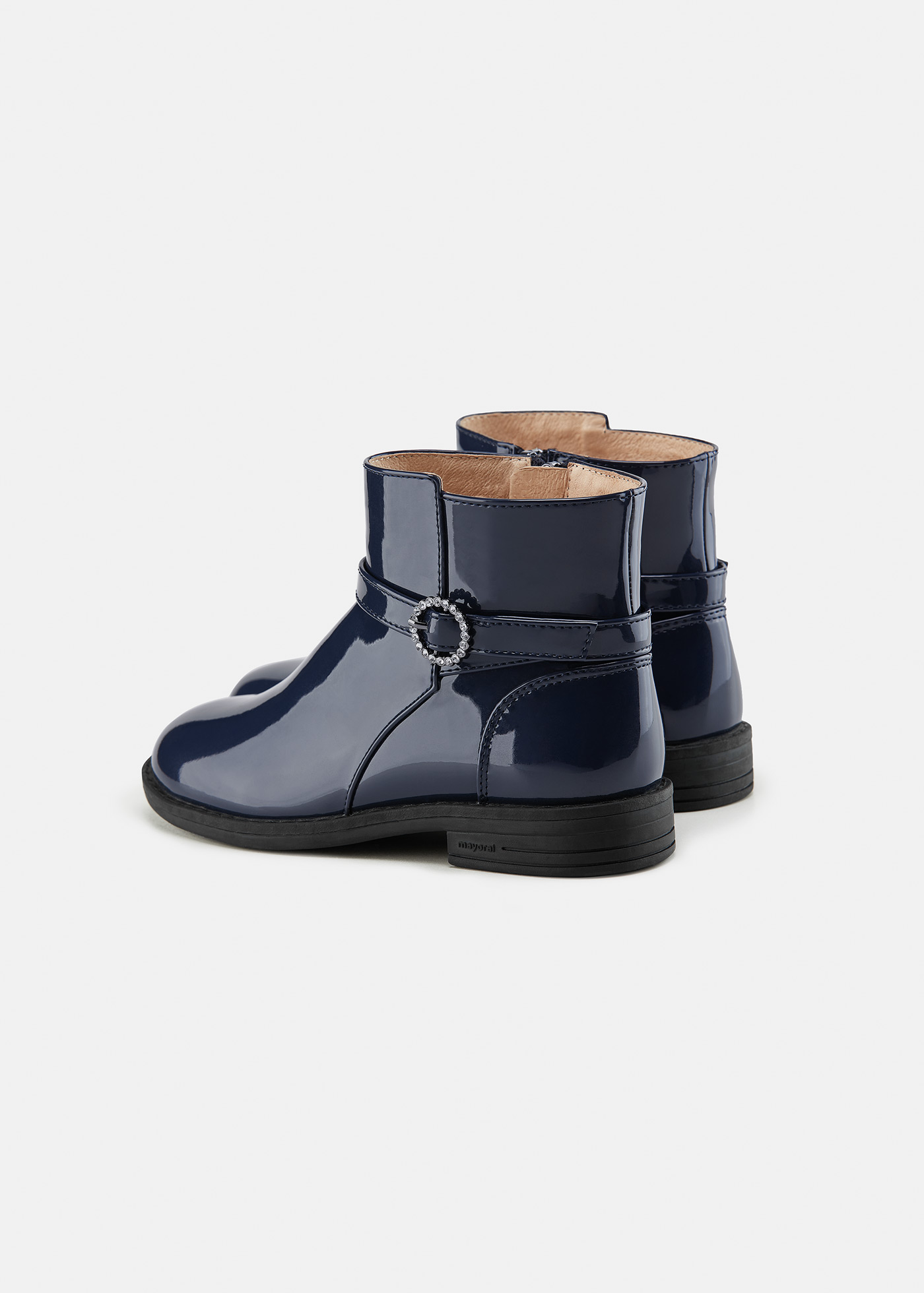 Botas de cano curto em verniz para meninas