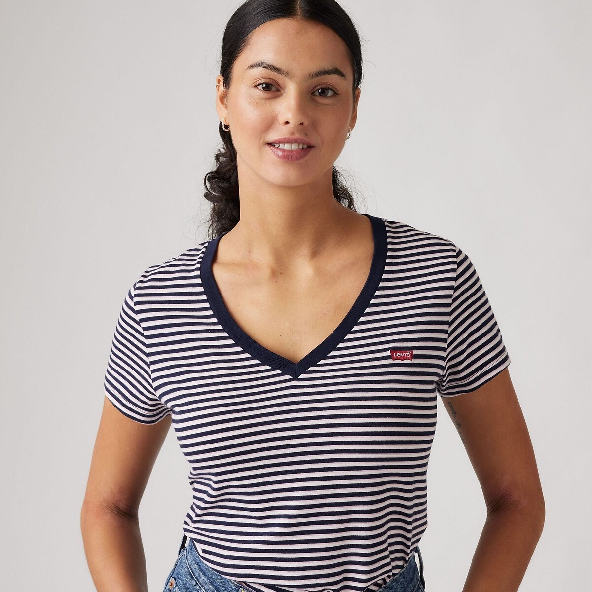 Camiseta listrada LEVI'S, com logo na frente e decote em V.