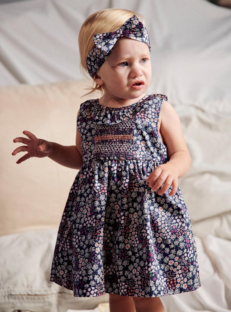 Robe violette en satin avec fleurs