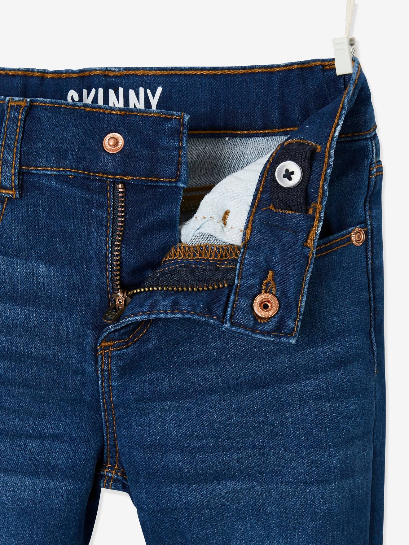 Calça jeans skinny feminina, lavagem média azul.