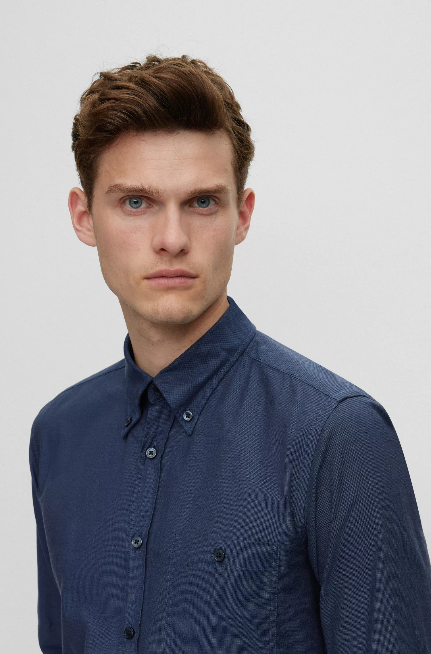 Camisa preta de corte slim da BOSS, confeccionada em algodão Oxford.