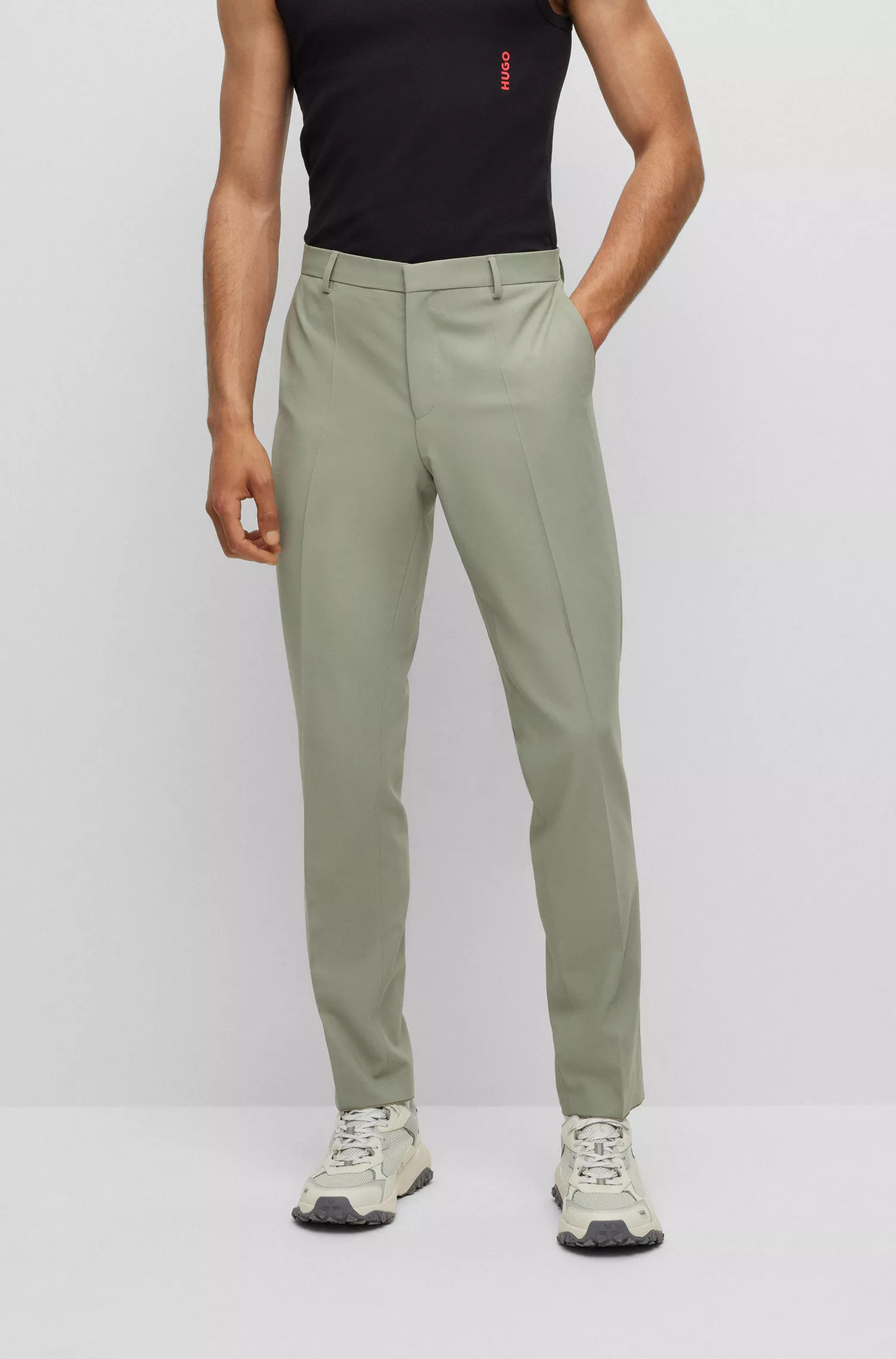 Terno HUGO vermelho, corte slim, em tecido elástico de alta performance.