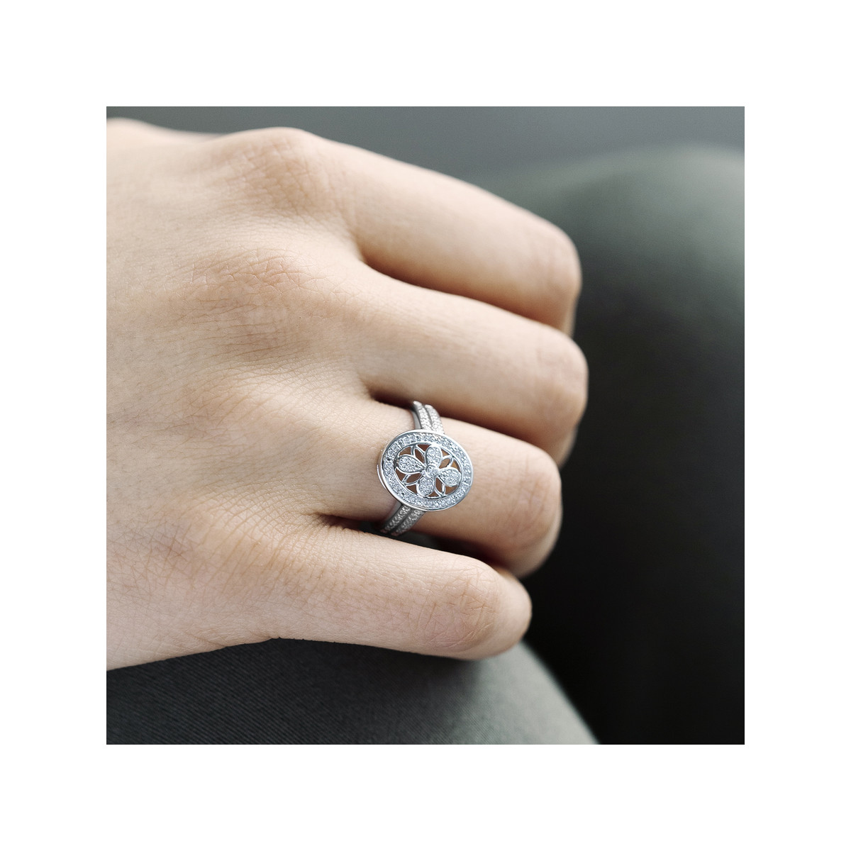 Bague or 375 blanc ovale ajourée diamants