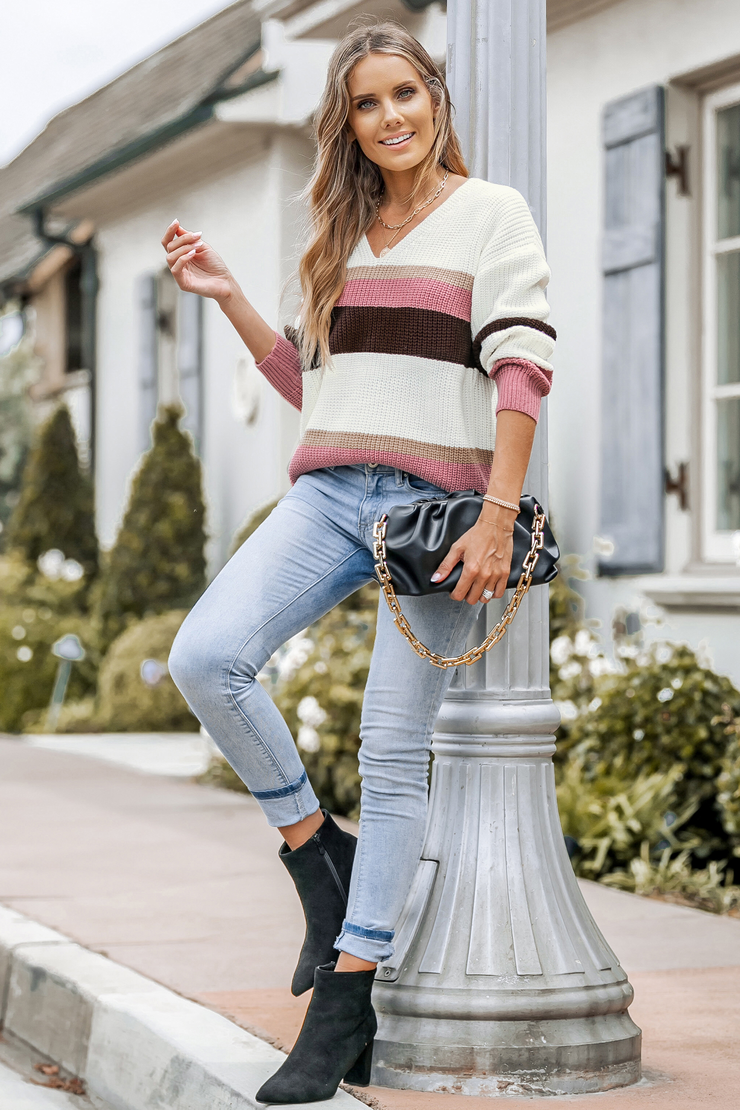 Pull à col en V et rayures avec manches tombantes blanc