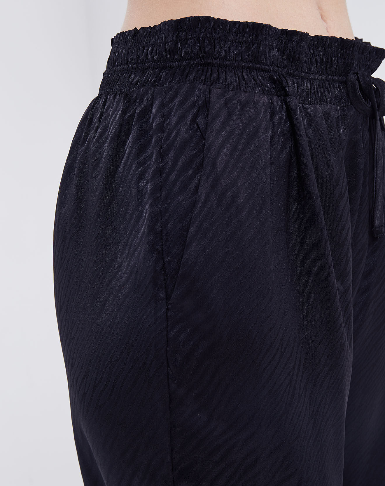See u Soon Pantalon satiné Freesia imprimé ton sur ton noir