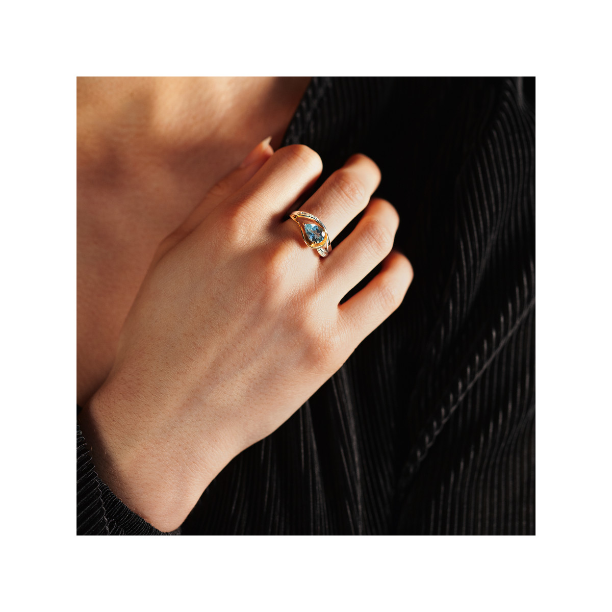 Bague 2 ors 375 topaze taille poire et diamants