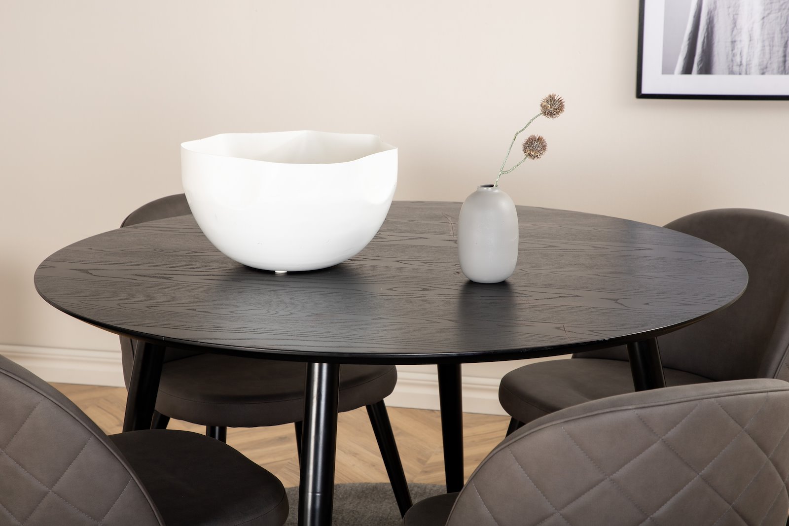 Dipp og Velvet Spisegruppe Dipp rundt spisebord ø115cm i sort finér med 4 stk. Velvet spisestoler i Grå og sorte ben.