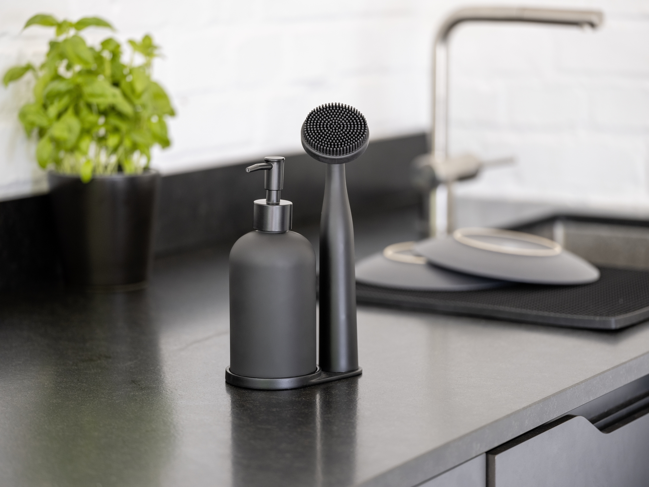 WENKO Spülmittelspender »Modell Piedo« Spül-Set, inkl. Spülbürste mit Halterung, Glas/Polyresin