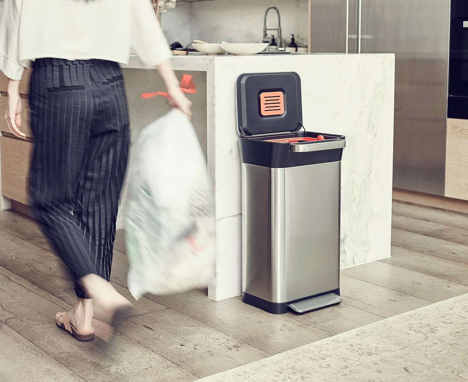 Joseph Joseph Intelligent Waste Titan Müllkompressor, Küchenabfalleimer mit Geruchsfilter, fasst nach der Verdichtung bis zu 90 l, Edelstahl, 30 l