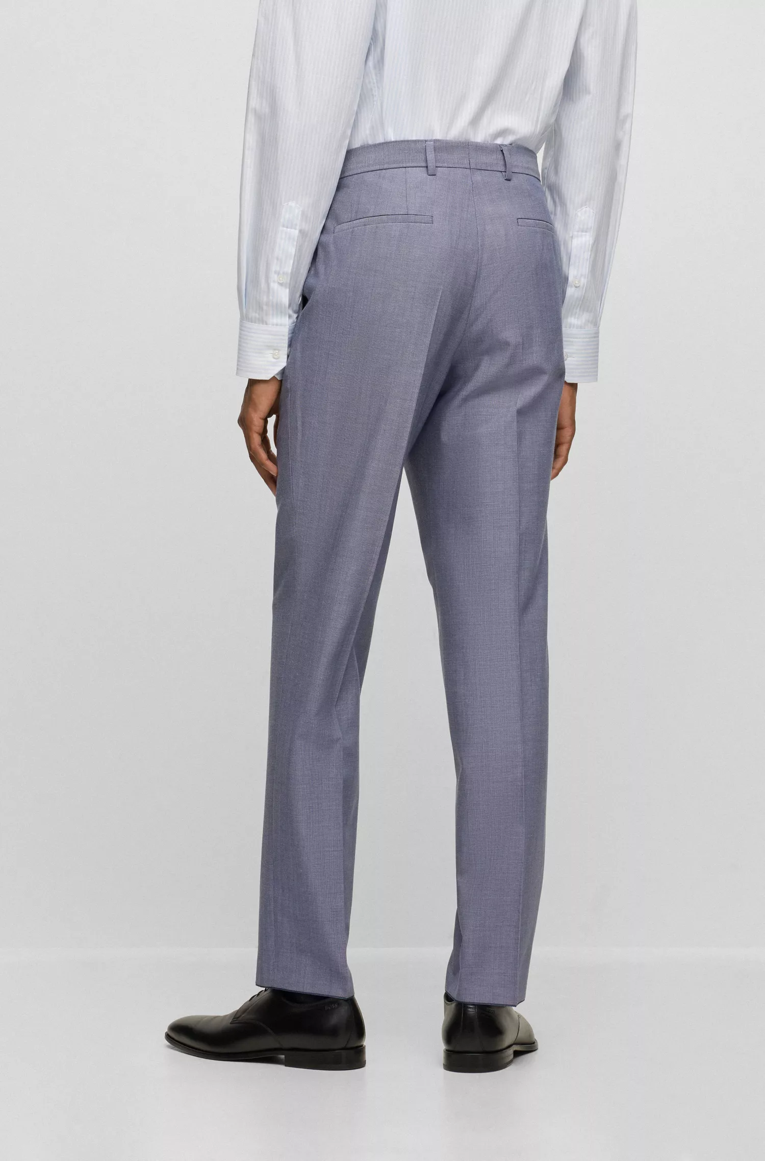 Calça BOSS preta, corte regular, em tecido elástico com microestampa.