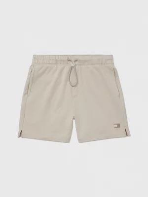 Shorts com logotipo tonal adaptável