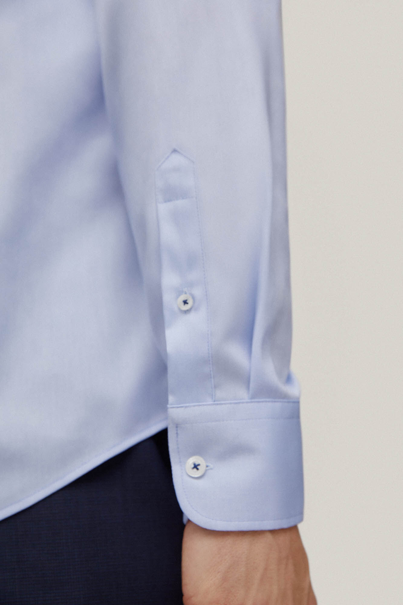 Camisa social lisa com detalhes em ponto ajour, não precisa passar e é resistente a manchas - Azul