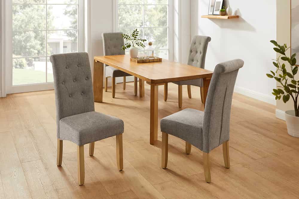Design Stuhl CASA taupe Strukturstoff Massivholzbeine mit Zierknöpfen und Nackenrolle