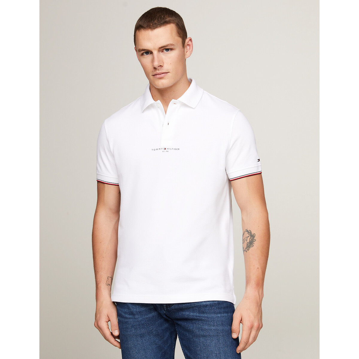 TOMMY HILFIGER<br>Polo reta com o logotipo Tommy e detalhes em viés