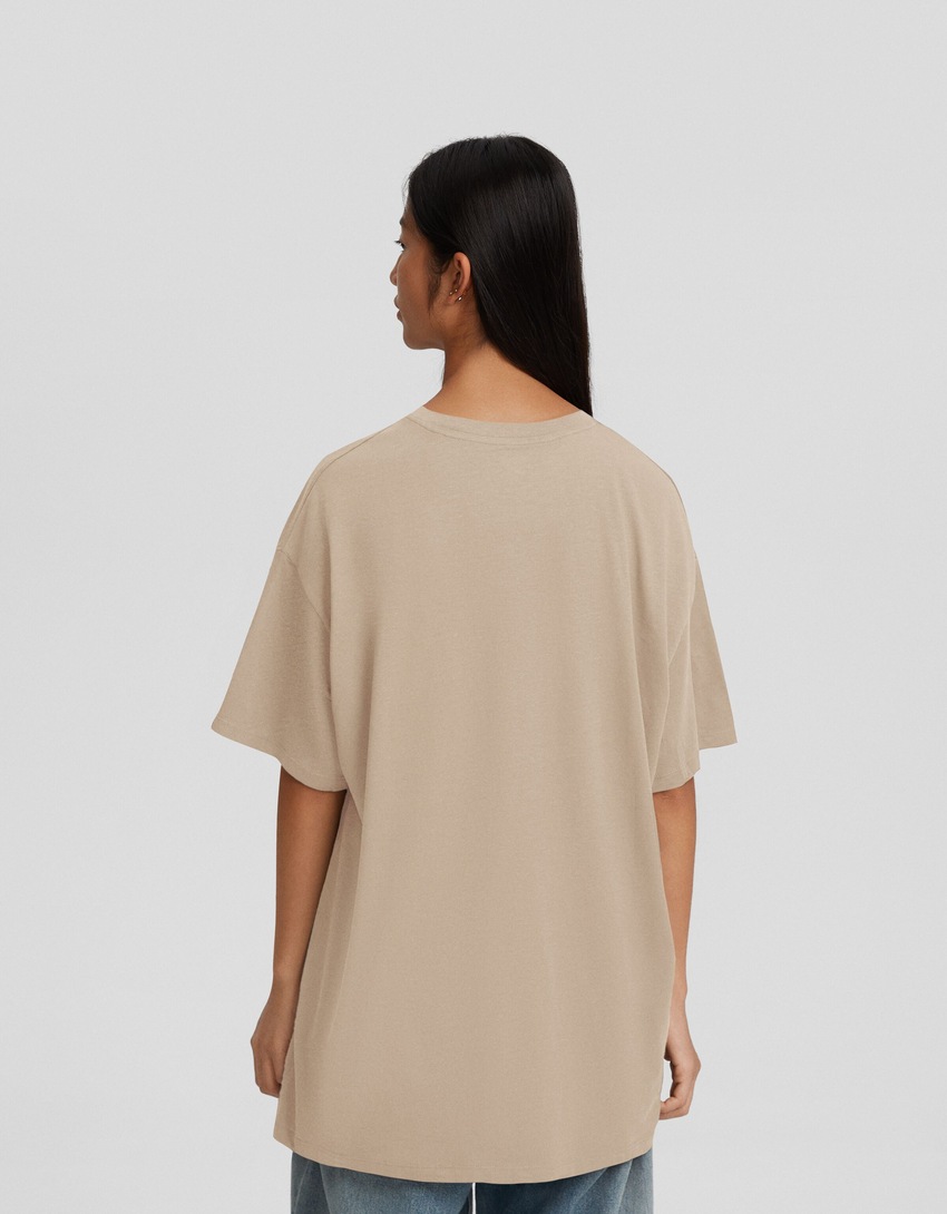 Camiseta de manga curta com modelagem quadrada e estampa da tendência atual.